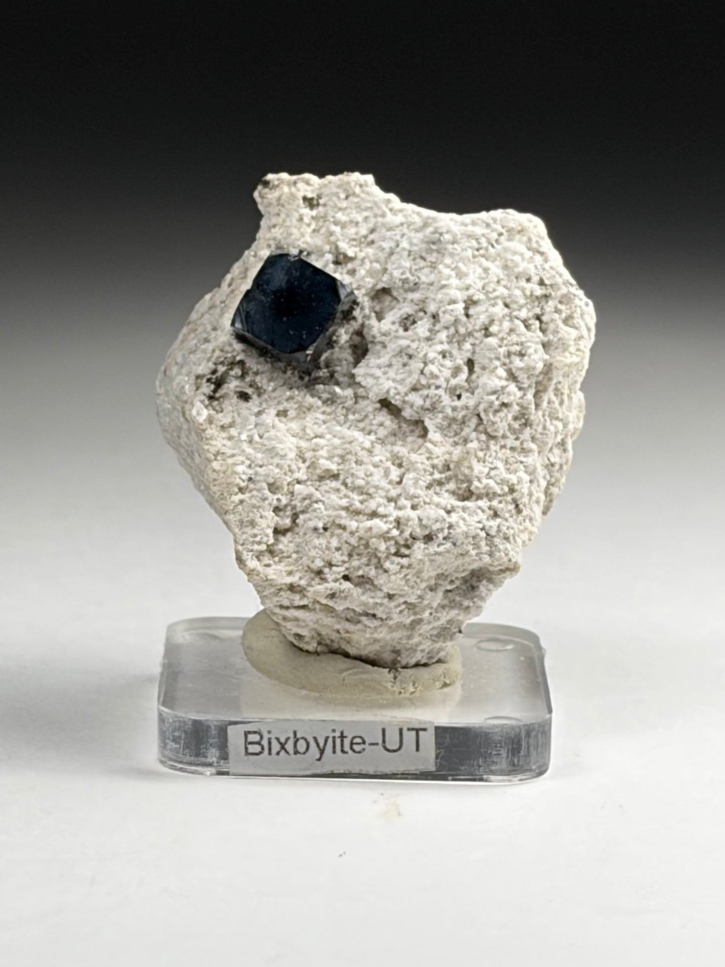 Bixbyite on Phyolite